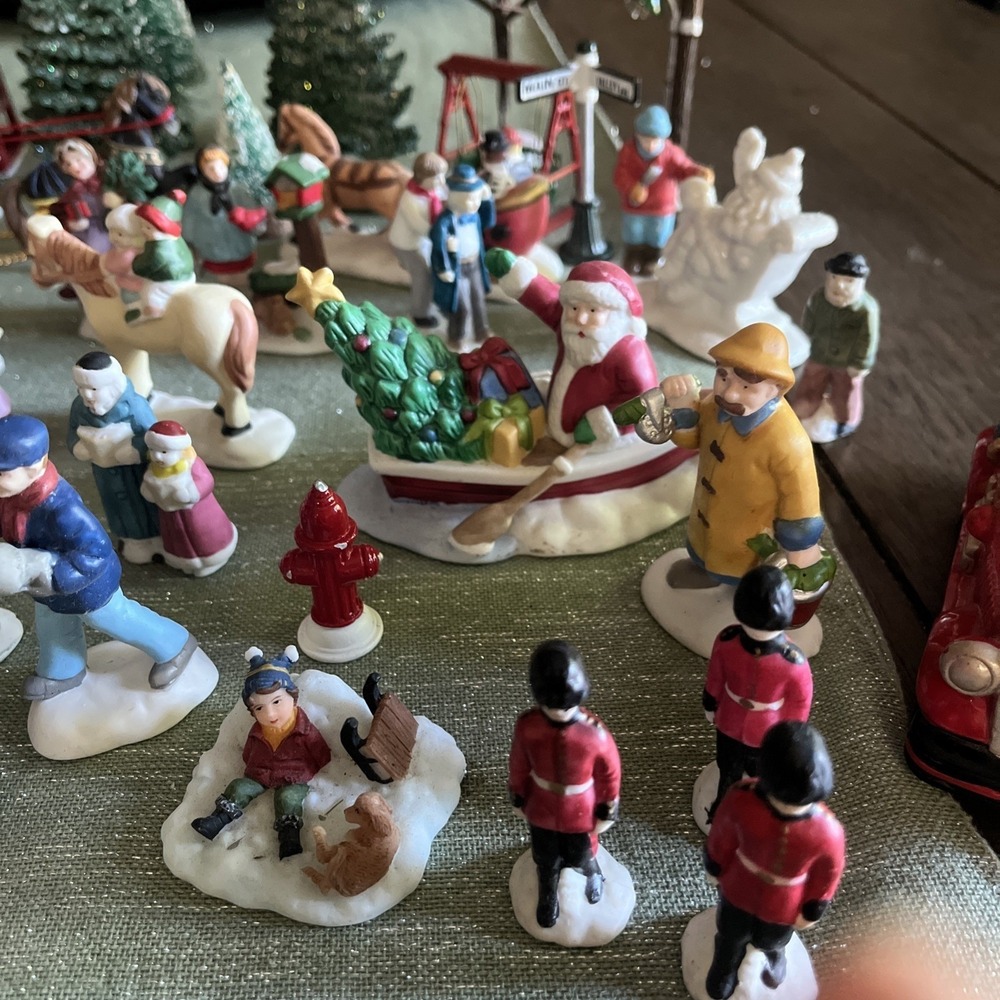 Christmas Village Figures Lot Unbranded ?O'Well Christmas Valley? 45+ Pieces - Picture 4 of 15